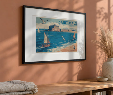Affiche saint malo vintage style affiche touristique – mise en situation dans un bureau