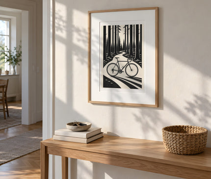Affiche vélo noir et blanc forêt – mise en situation dans une entrée