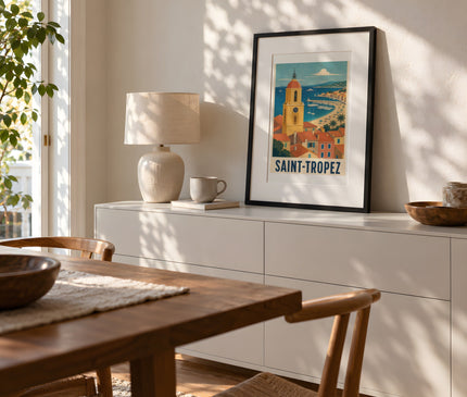 Affiche saint tropez art graphique – mise en situation dans une salle à manger