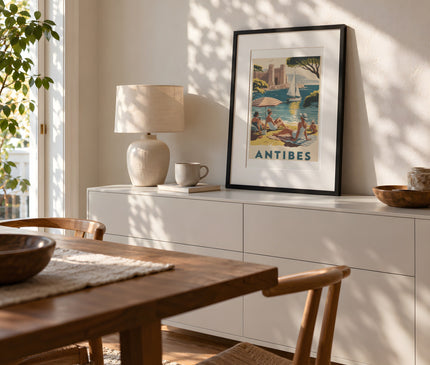 Affiche design vintage antibes – mise en situation dans une salle à manger