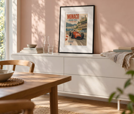 Affiche Vintage Monaco Grand Prix – mise en situation dans une salle à manger