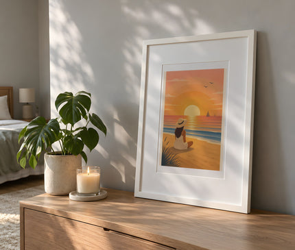 Affiche coucher de soleil sur la côte dorée et femme au repos – mise en situation dans une chambre